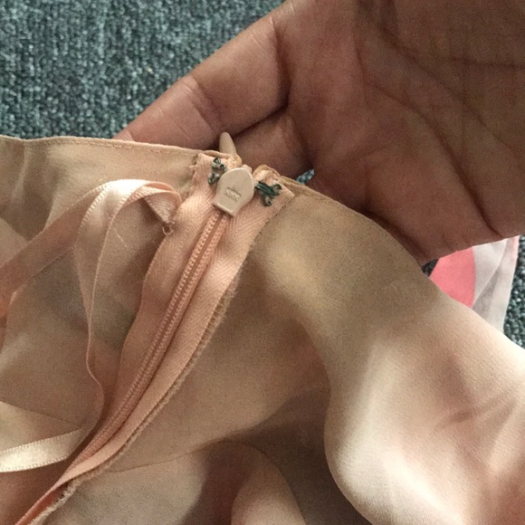 Very pretty BCBG women’s top. - Picture 4 of 8